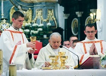 Dk. Łukasz Gawrzydek (po lewej) i dk. Tomasz Stępniak posługują przy Mszy św. sprawowanej przez bp. Alojzego Orszulika