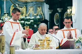 Dk. Łukasz Gawrzydek (po lewej) i dk. Tomasz Stępniak posługują przy Mszy św. sprawowanej przez bp. Alojzego Orszulika