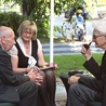 Ks. Adam Boniecki (z prawej) w rozmowie z dyr. MBP Elżbietą Kampą i ks. Wolfgangiem Globischem w kawiarence biblioteki