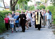 Na szlaku pielgrzymom przewodniczył ks. Mirosław Prasek (z prawej)