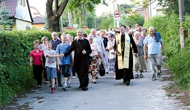 Na szlaku pielgrzymom przewodniczył ks. Mirosław Prasek (z prawej)