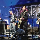  Luxtorpeda dała świetny pokaz muzyki rockowej, a obok tego treści, które powinny zapaść w serca i umysły odbiorców Po lewej: 