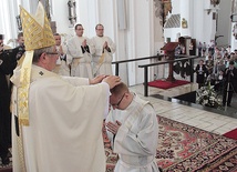 Nałożenie rąk jest istotnym elementem święceń kapłańskich