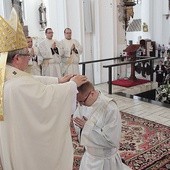 Nałożenie rąk jest istotnym elementem święceń kapłańskich