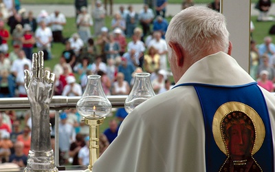 Bp Ignacy Dec znany jest ze swej maryjnej duchowości