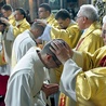 Podczas święceń w geście nałożenia rąk uczestniczą wszyscy obecni w katedrze kapłani