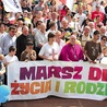  Uczestnicy marszu z biskupem Piotrem Gregerem pozują do pamiątkowego zdjęcia na boisku Zakładu Salezjańskiego w Oświęcimiu