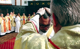  Gest nałożenia rąk – wzruszający moment przyjęcia neoprezbitera do wspólnoty kapłańskiej