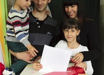 Aneta i Piotr Walczakowie z Kiełpina uczą swoje dzieci Kingę i Szymona, że warto brać udział w wyborach