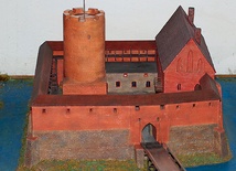  Zamek w Kożuchowie został wzniesiony na miejscu dawnego grodu, w północno-zachodniej części miasta, na przełomie XIII i XIV w., przez Piastów Śląskich 