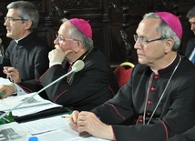 Bp Piotr Libera przewodniczył IV sesji plenarnej, w której wzięło udział ponad 200 duchownych i świeckich uczestników 43. synodu płockiego