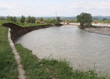 Oberwany fragment wału na Dunajcu