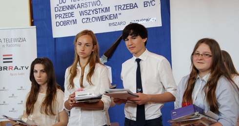 Finaliści XXII Międzygimnazjalnego Konkursu Dziennikarskiego. Od prawej: Eliza Moerke, Filip Starzomski, Weronika Kaca i Natalia Zięba