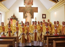 Księża jubilaci z bp. Piotrem Gregerem tuż po zakończeniu tej pierwszej wspólnej Eucharystii