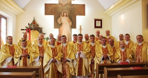 Księża jubilaci z bp. Piotrem Gregerem tuż po zakończeniu tej pierwszej wspólnej Eucharystii