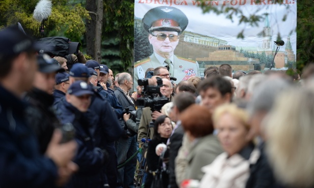 Protesty na pogrzebie generała