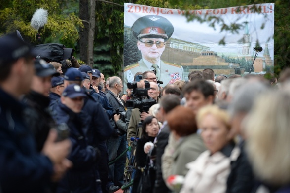 Protesty na pogrzebie generała