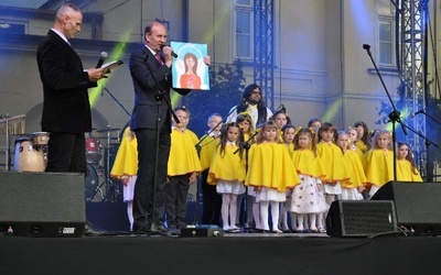 Schola "Promyczki" z Gąbina otrzymała z rąk burmistrza Krzysztofa Jadczaka ”Gąbińskiego Anioła” – obraz namalowany przez artystę malarza Wojciecha Symołona