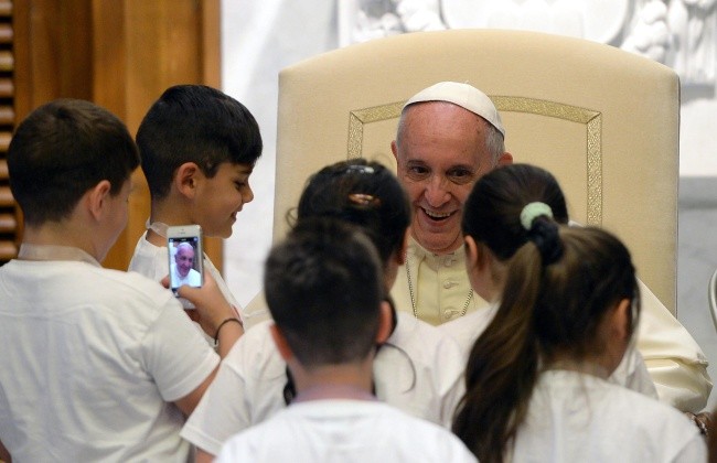 Papież: świat można ulepszyć tylko miłością 