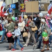 Kilka tysięcy w słońcu - na ulicach