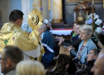 Podeszli blisko, żeby mógł ich dotknąć