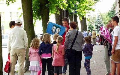 Przewodnik PTTK Piotr Zakrzewski oprowadza dzieci po Łowiczu