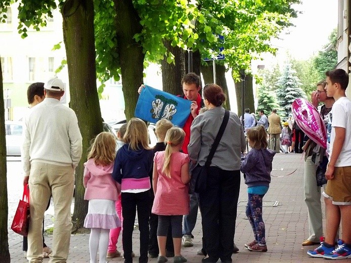 Przewodnik PTTK Piotr Zakrzewski oprowadza dzieci po Łowiczu