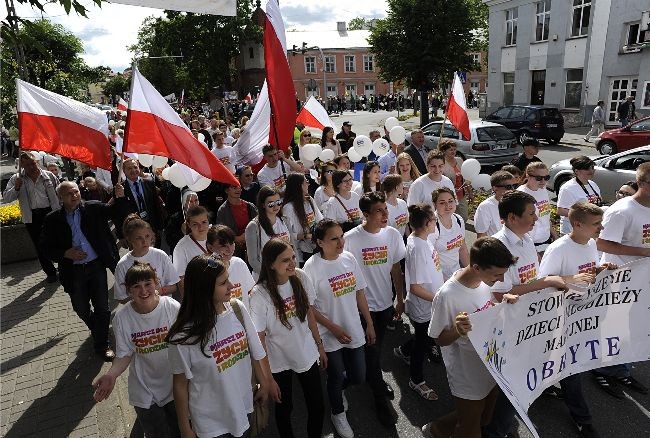 Marsz dla Życia i Rodziny połączył pokolenia młodszych i starszych, którzy manifestowali przywiązanie do wartości rodzinnych