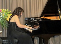 Karolina Nadolska podczas koncertu w Sannikach