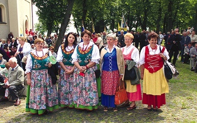  Podczas tej wędrówki sporo uczestników ubranych jest w barwne stroje ludowe