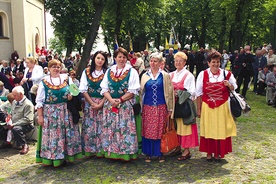  Podczas tej wędrówki sporo uczestników ubranych jest w barwne stroje ludowe