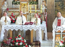  Jubileuszową Mszę św. koncelebrowali (od lewej): ks. dziekan Herman Mandok, bp Andrzej Czaja, ks. Pius Konieczny oraz ks. Mariusz Kleman