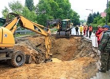 Prace przy wyrwie na ul. Powstańców Śl. w Głuchołazach 
