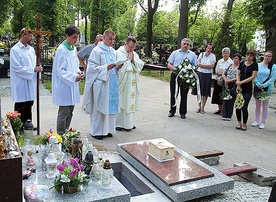 Prochy ze szczątkami umieszczono w grobie dzieci zmarłych przed narodzeniem. Po krótkiej modlitwie rodziny zapaliły znicze i złożyły kwiaty