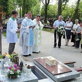 Prochy ze szczątkami umieszczono w grobie dzieci zmarłych przed narodzeniem. Po krótkiej modlitwie rodziny zapaliły znicze i złożyły kwiaty