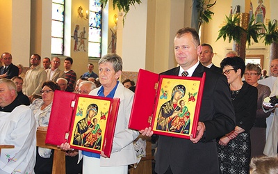  W darach ofiarnych parafianie złożyli kopie obrazu, które przez dwa lata peregrynowały po rodzinach