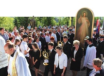   Uroczyste wniesienie obrazu i relikwii do kościoła w Lichwinie