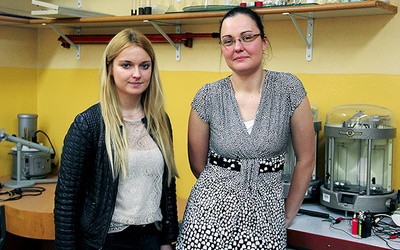 Nina Mazurewicz (z lewej), złota medalistka olimpiady wynalazców. Obok Marta Mąkosa, nauczycielka fizyki, która pomagała Ninie nad projektem