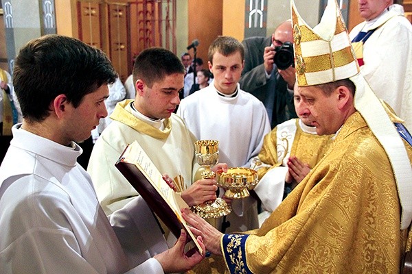   Bp Roman Pindel po raz pierwszy udzielił święceń kapłanom naszej diecezji