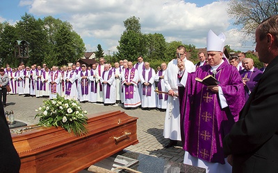  Nad grobem zmarłego w roku złotego jubileuszu kapłaństwa modliło się dwóch biskupów, ponad 100 księży i tłumy wiernych