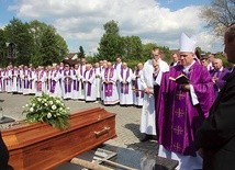  Nad grobem zmarłego w roku złotego jubileuszu kapłaństwa modliło się dwóch biskupów, ponad 100 księży i tłumy wiernych