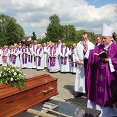  Nad grobem zmarłego w roku złotego jubileuszu kapłaństwa modliło się dwóch biskupów, ponad 100 księży i tłumy wiernych