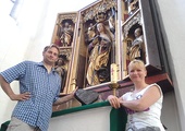Monika i Jacek Parisowie z prezentem dla św. Barbary w gdańskiej bazylice. Podróż Wisłą zajęła im 13 dni