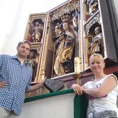 Monika i Jacek Parisowie z prezentem dla św. Barbary w gdańskiej bazylice. Podróż Wisłą zajęła im 13 dni