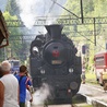 Odnowiona i przywrócona życiu linia kolejowa ze Szklarskiej Poręby do czeskiego Harrachowa. Dziś jest nie tylko wygodnym połączeniem, ale także lokalną atrakcją turystyczną
