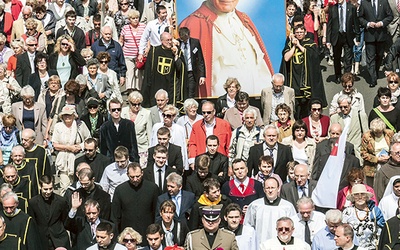  Procesja z relikwiami św. Jana Pawła II zgromadziła wielu warszawiaków i gości z różnych stron Polski