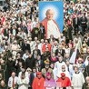  Procesja z relikwiami św. Jana Pawła II zgromadziła wielu warszawiaków i gości z różnych stron Polski