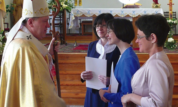 Chwila rozmowy z abp. Józefem Kupnym po uroczystej Eucharystii z obrzędem konsekracji dziewic i błogosławieństwa wdowy 