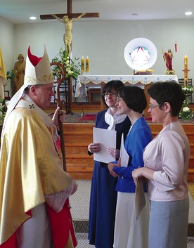 Chwila rozmowy z abp. Józefem Kupnym po uroczystej Eucharystii z obrzędem konsekracji dziewic i błogosławieństwa wdowy 