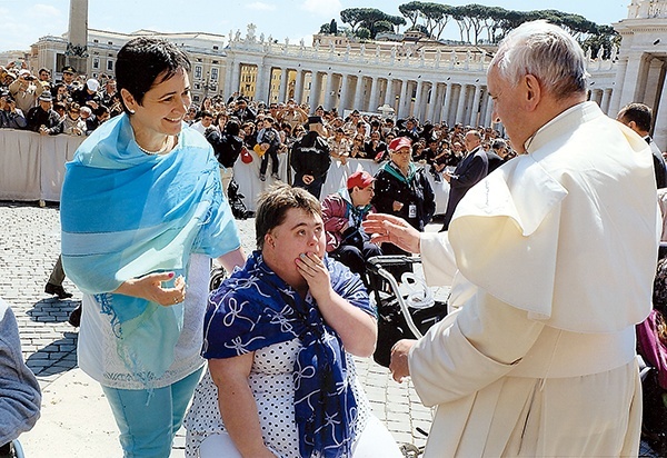 W pielgrzymce wzięło 45 osób z całej Polski, w tym 20 z naszej diecezji. Na zdjęciu: Spotkanie pani Doroty i Ani z papieżem Franciszkiem